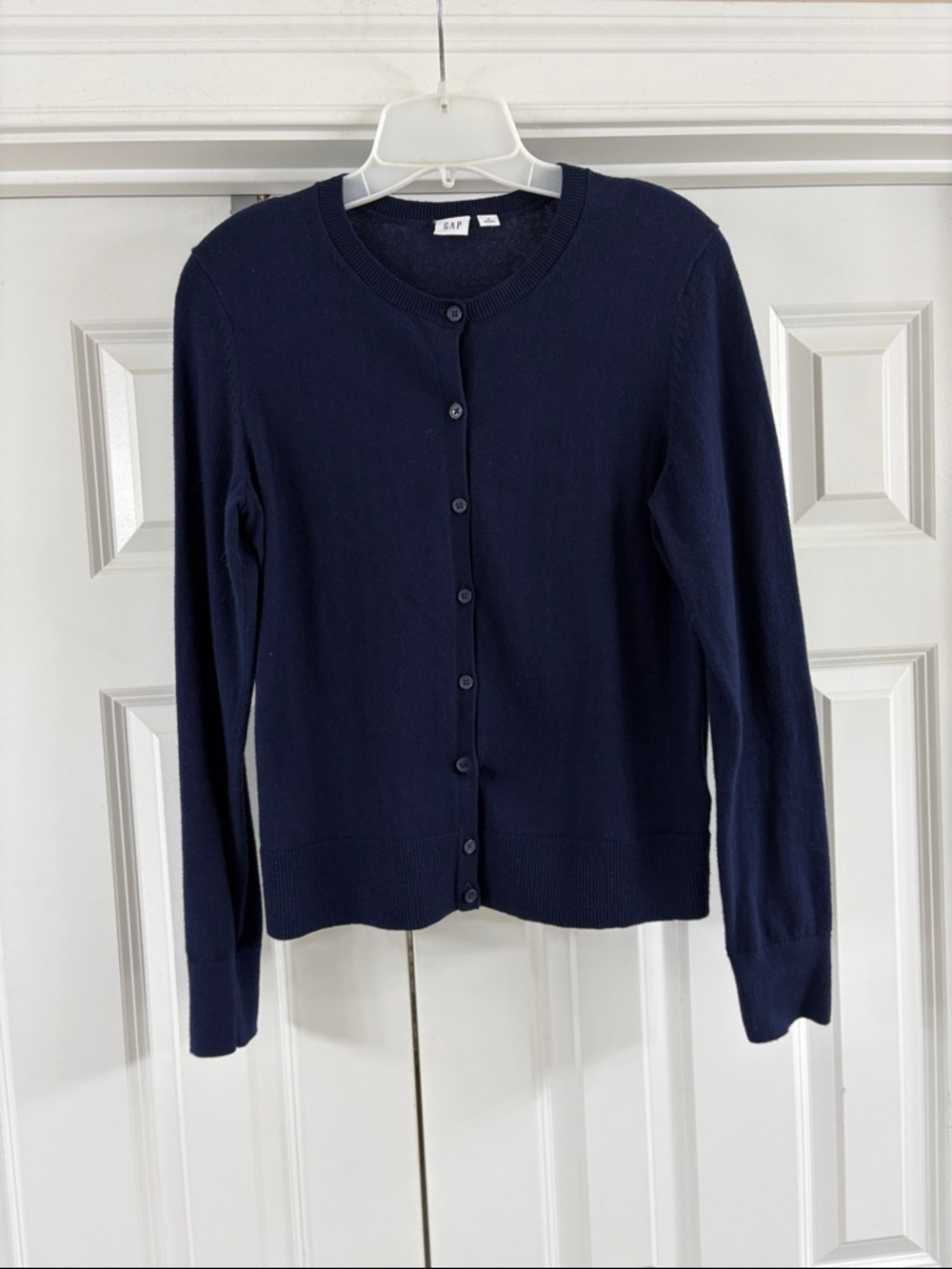 GAP Button-Front Cotton Knit Cardigan. Navy Uniform Color. Sz M. Barely worn!